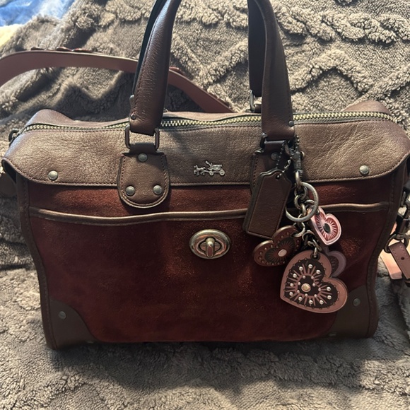 Coach Rhyder Satchel with dusty rose heart applique novelty strap and charm - Picture 6 of 11